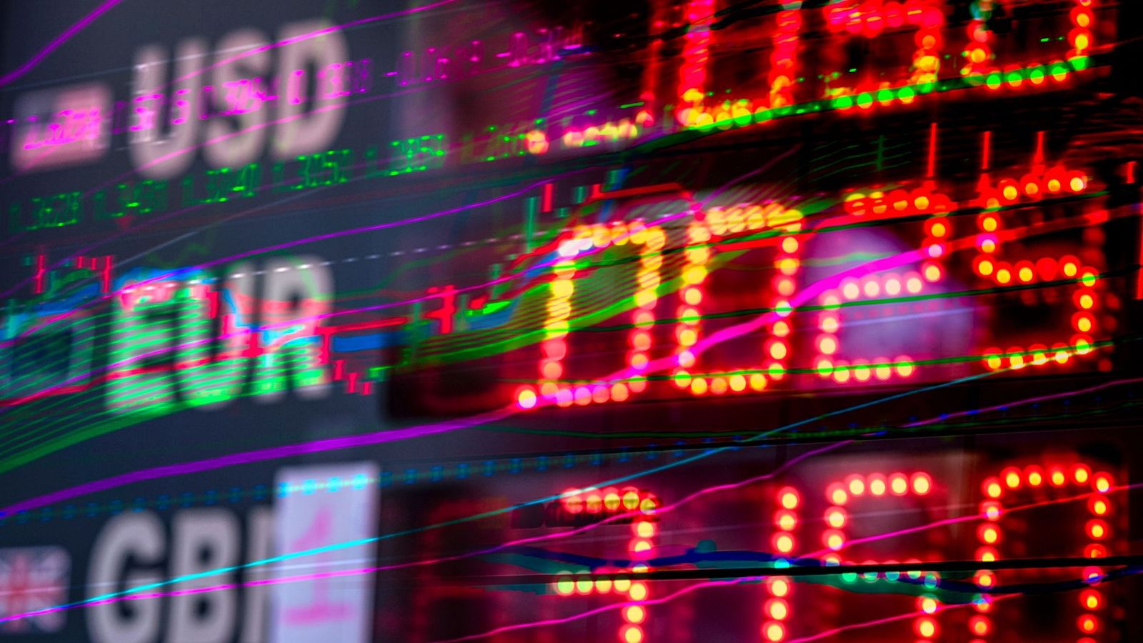 Un afficheur de marché montrant des taux de change en dollar, euro et livre