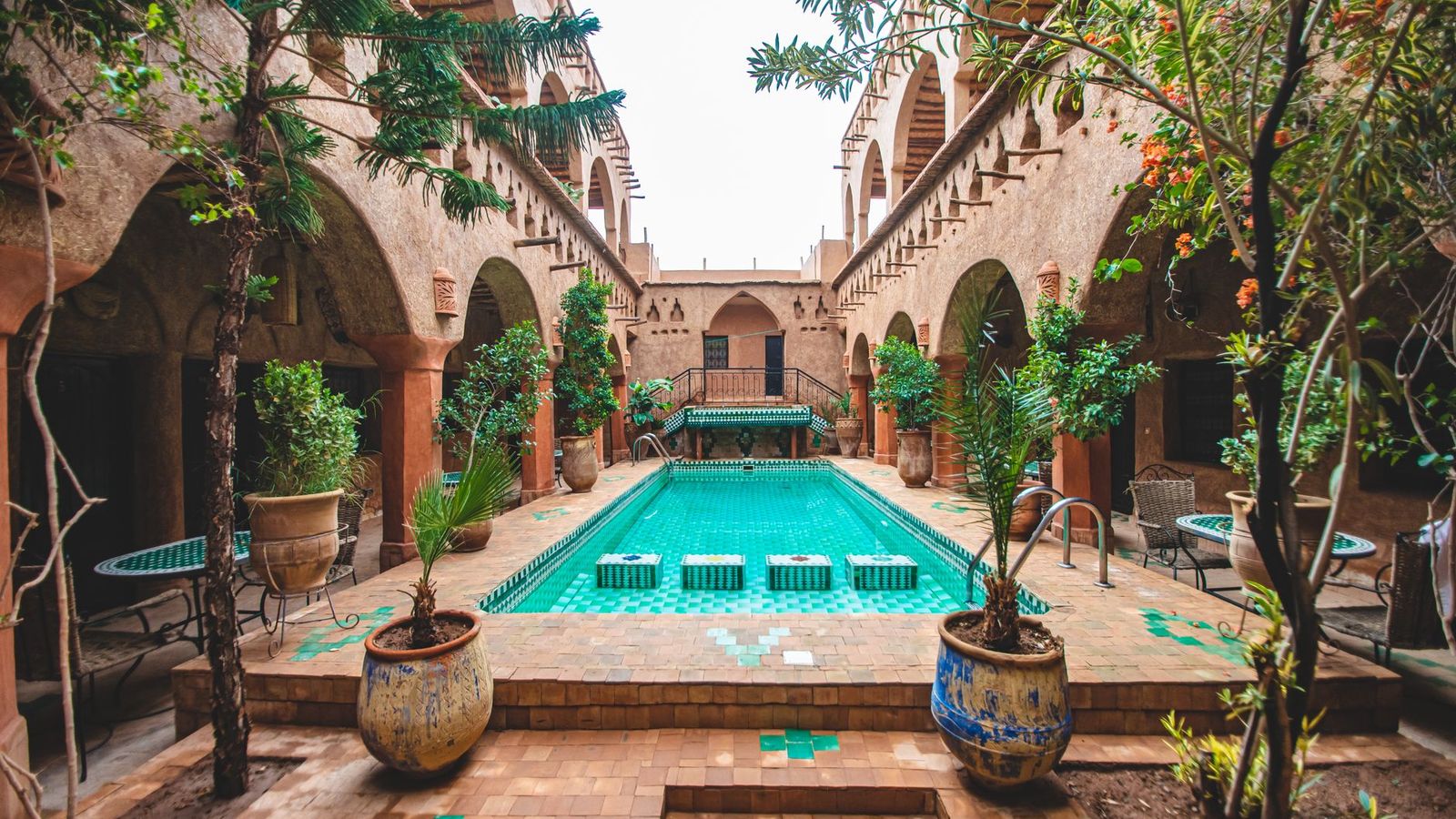 La cour et le bassin d'un riad traditionnel à Ouarzazate