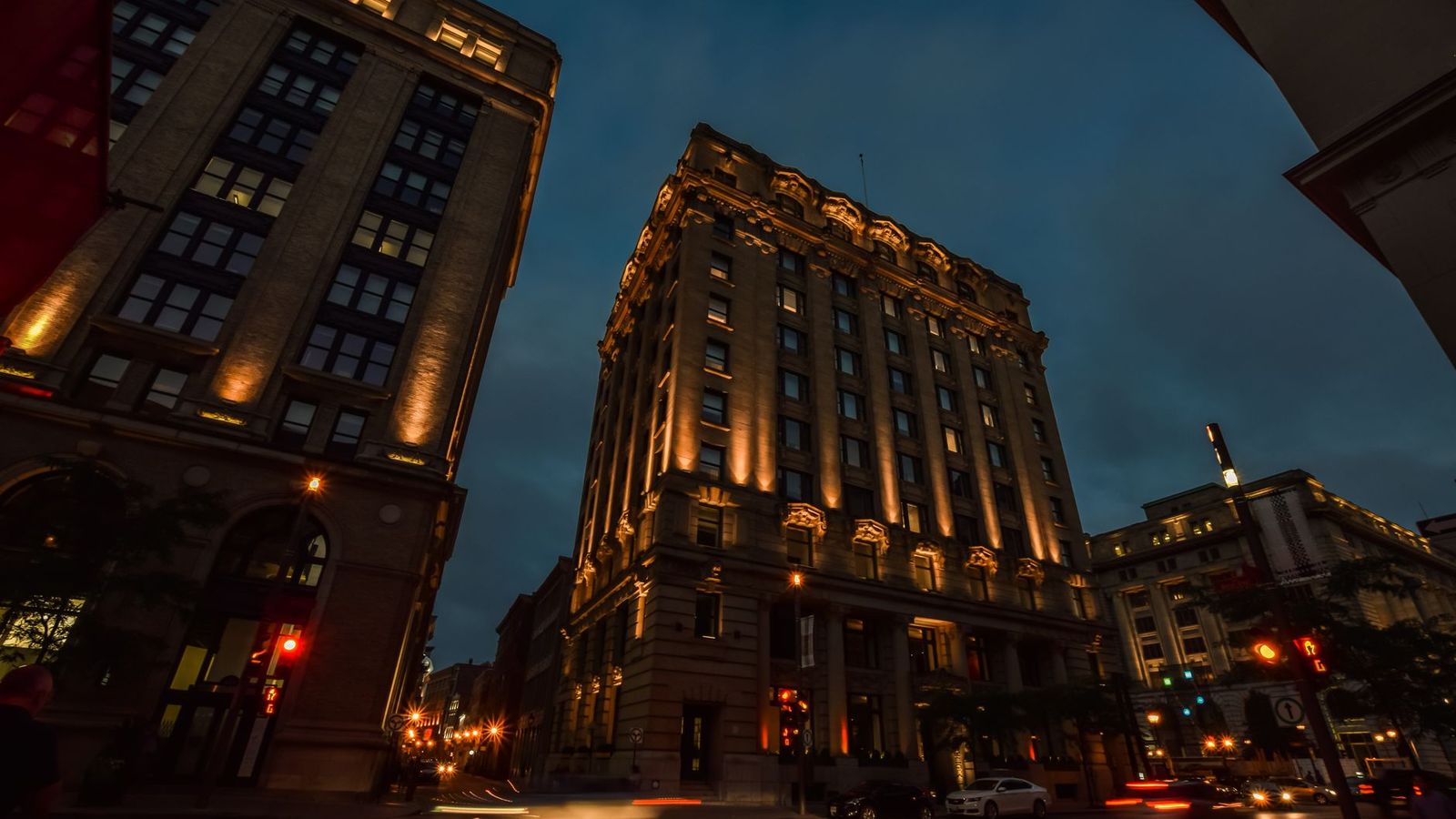 Montréal de nuit, une rue éclairée