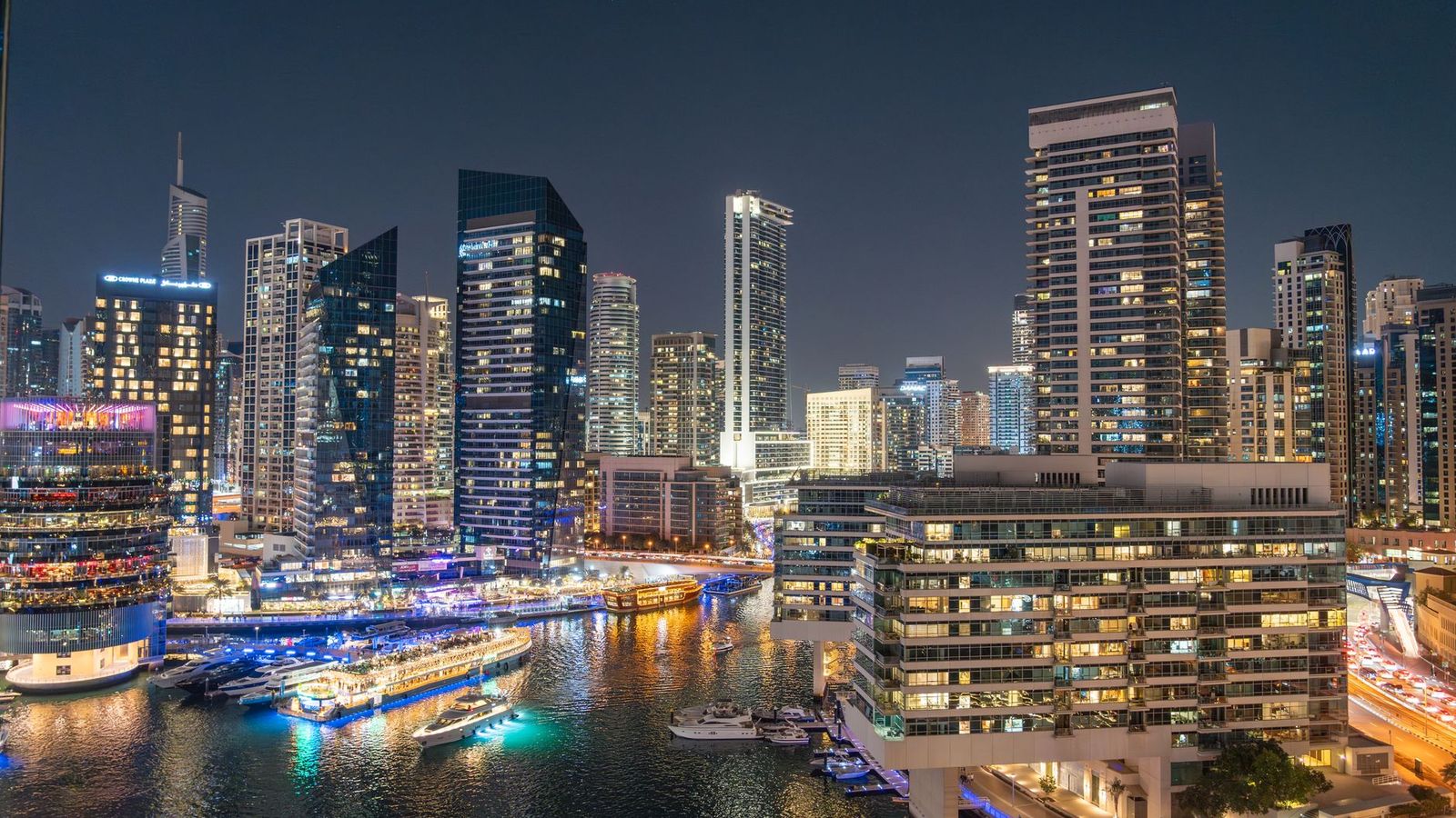 La marina de Dubaï de nuit