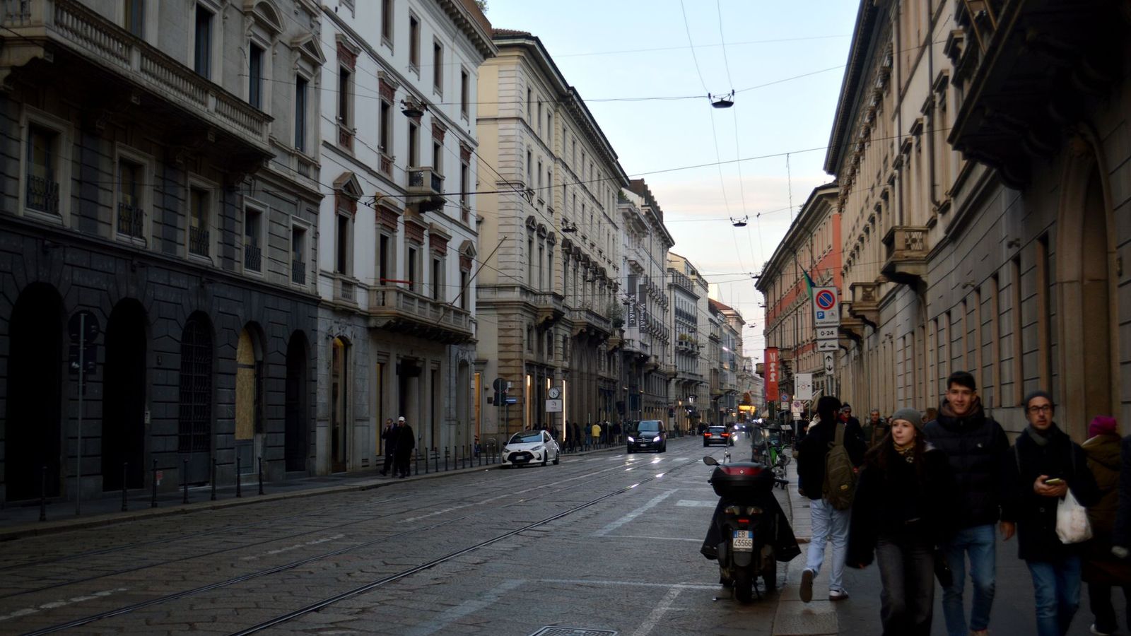 Une rue de Milan en hiver, devant des bâtiments anciens