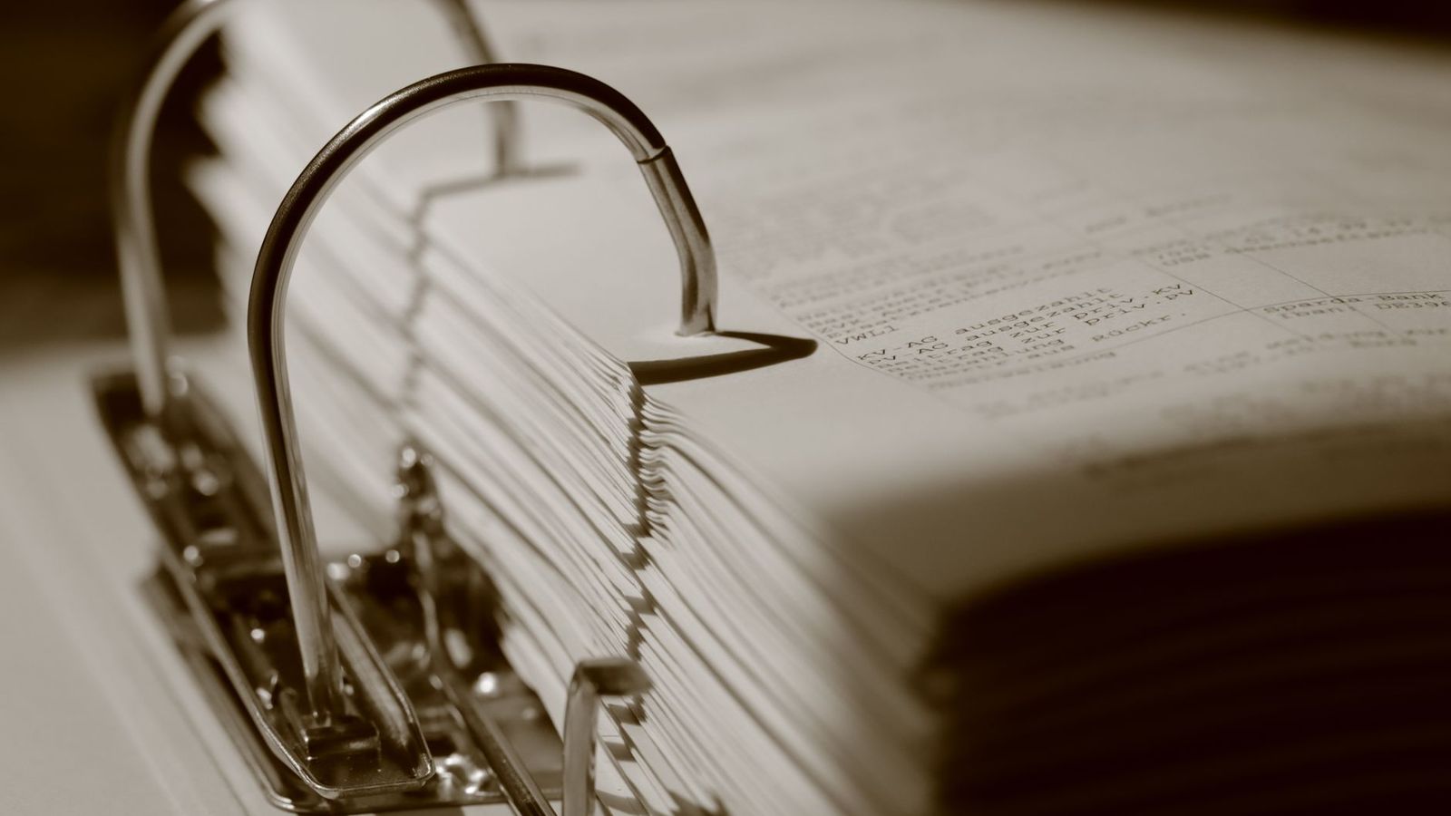 Un classeur rempli de documents, en gros plan