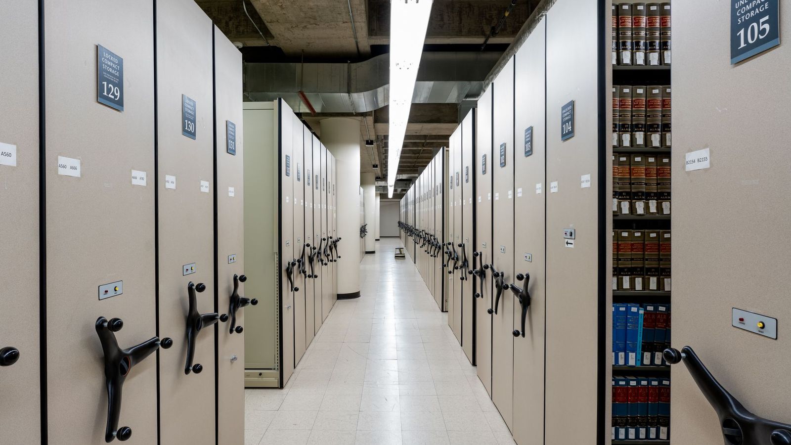 Les rayonnages compacts d'une salle d'archives