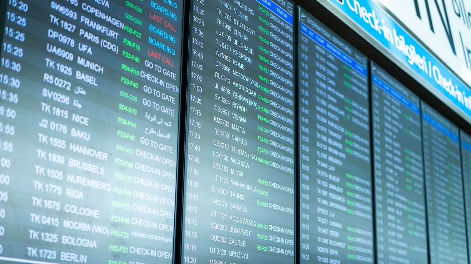 Les écrans d'affichage des vols dans un terminal d'aéroport