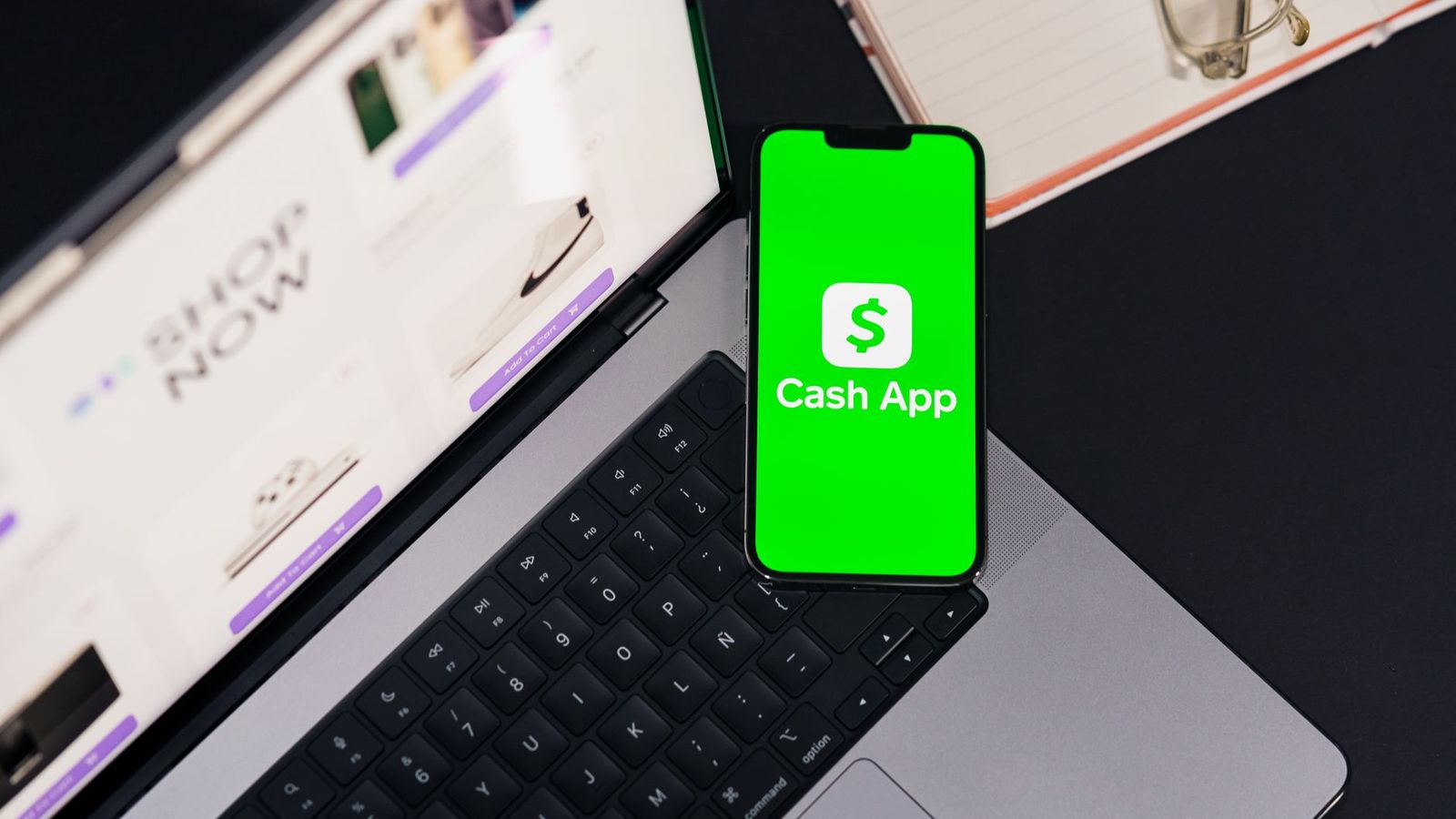 Un téléphone affichant une application bancaire, posé sur un clavier d'ordinateur