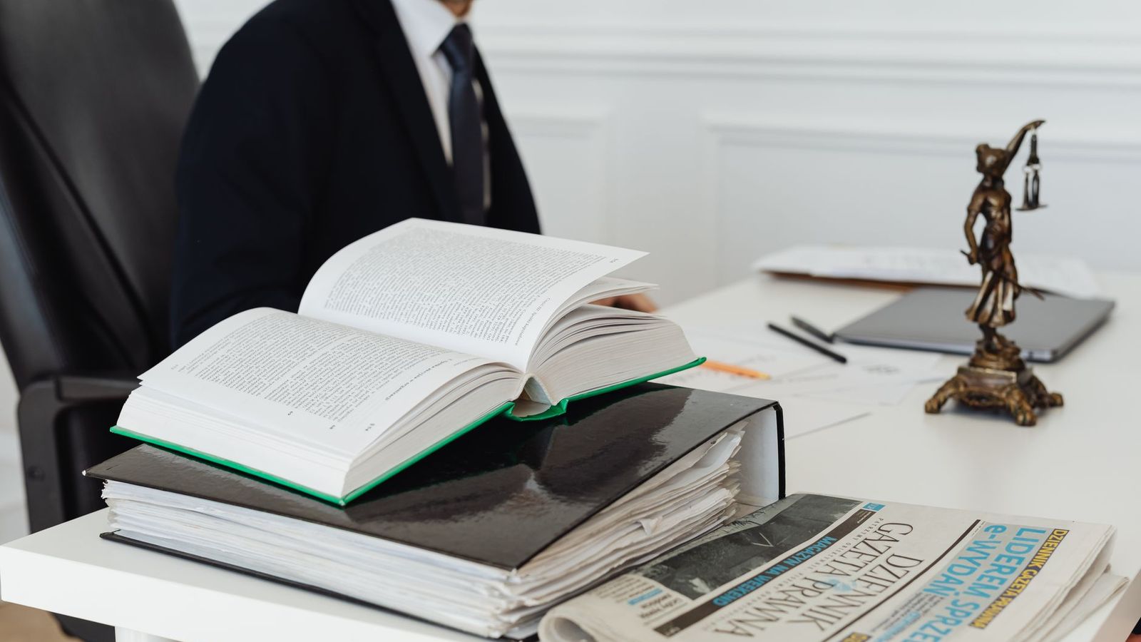 Un recueil de textes ouvert sur un bureau