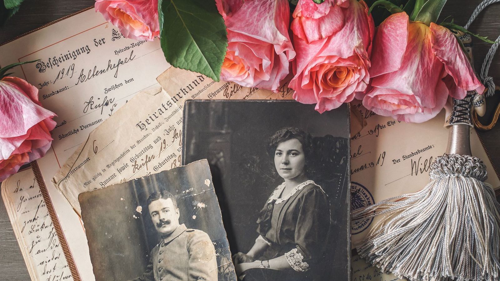 D'anciennes photographies de famille posées avec des documents